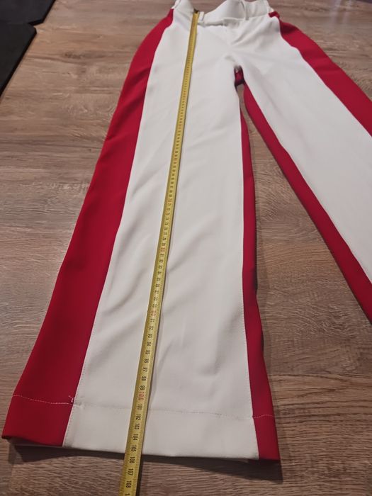 Białe spodnie Bershka z czerwoną lamówką rozm. XS/S
