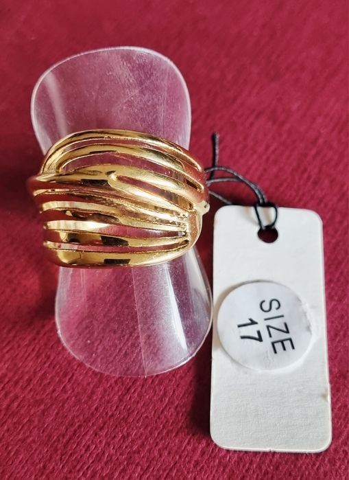 Anel dourado, em aço, ondulado. Diferente e elegante. T17