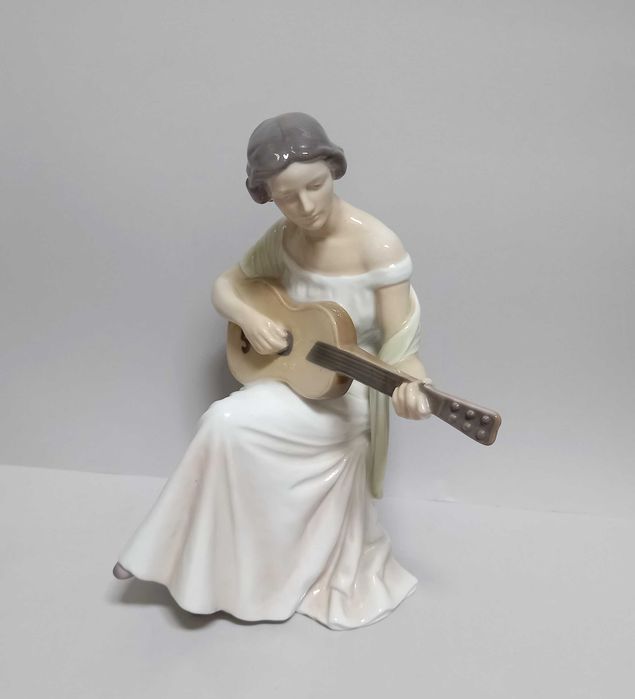 Kobieta z gitarą, figurka B&G Kopenhaga proj. I. Plockross Irminger