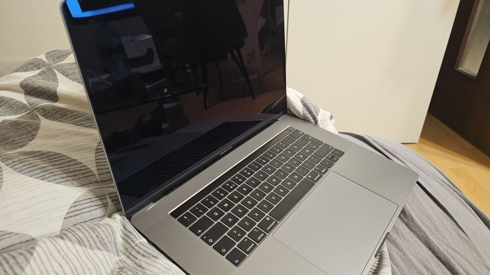 Macbook a1990 i7 grafika 4gb