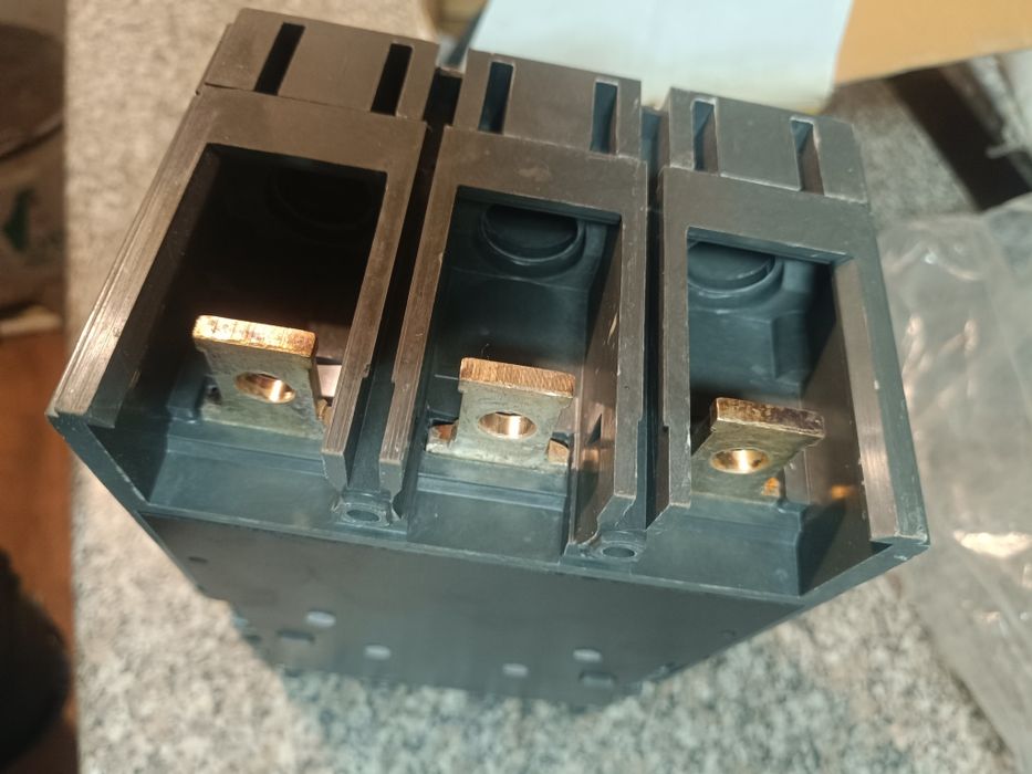 Автоматичний вимикач ланцюга VA88-37 3P 400A 35kA IEK