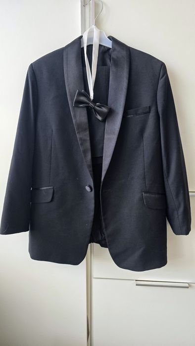 Garnitur smokingowy czarny satynowe klapy mucha koszula r.146