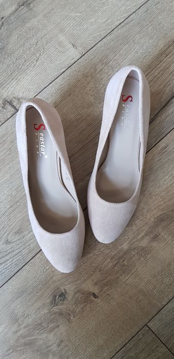 Nowe eleganckie na klocku