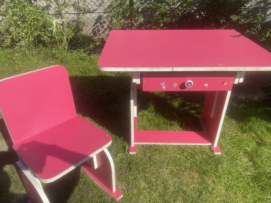 Парта і стілець , стіл та крісло