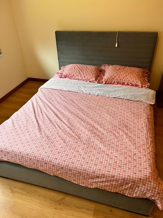 Cama de casal + mesinha de cabeceira