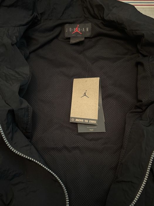 Продам оригинальную ветровку Jordan