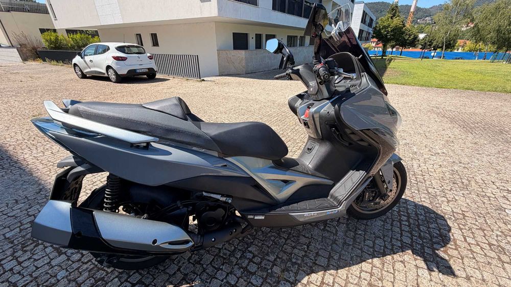 Vendo maxi scooter KYMKO XCiting 400I ABS em excelente estado