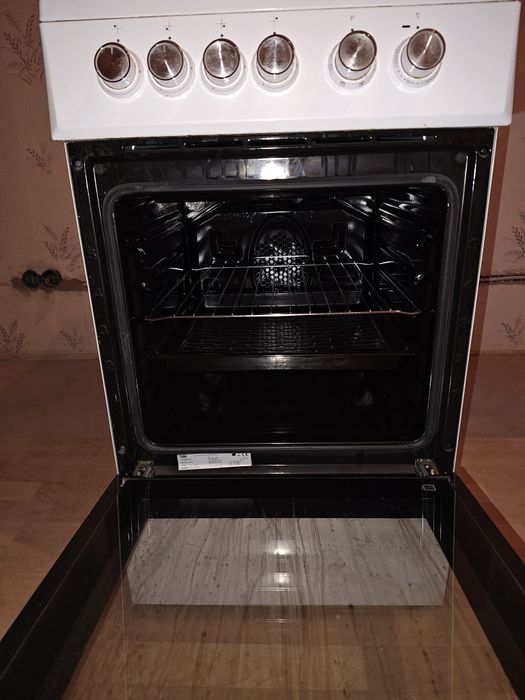 Kuchnia gazowa z piekarnikiem elektrycznym i rożnem