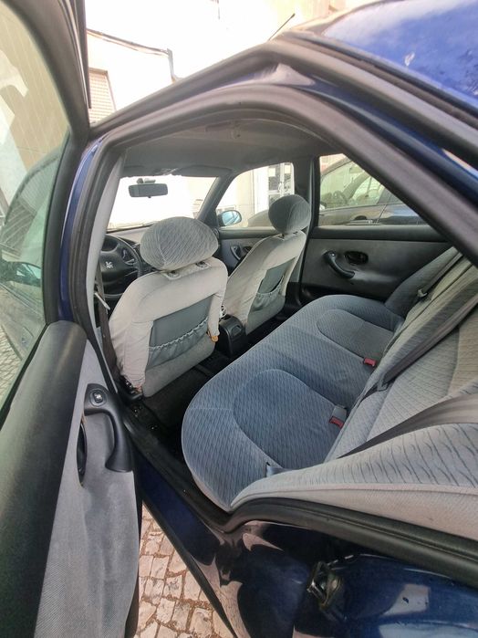 Carro em perfeito estado