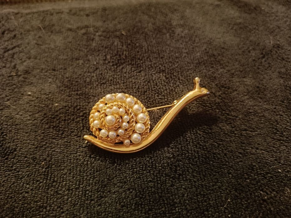 Stara broszka z perłami ślimak