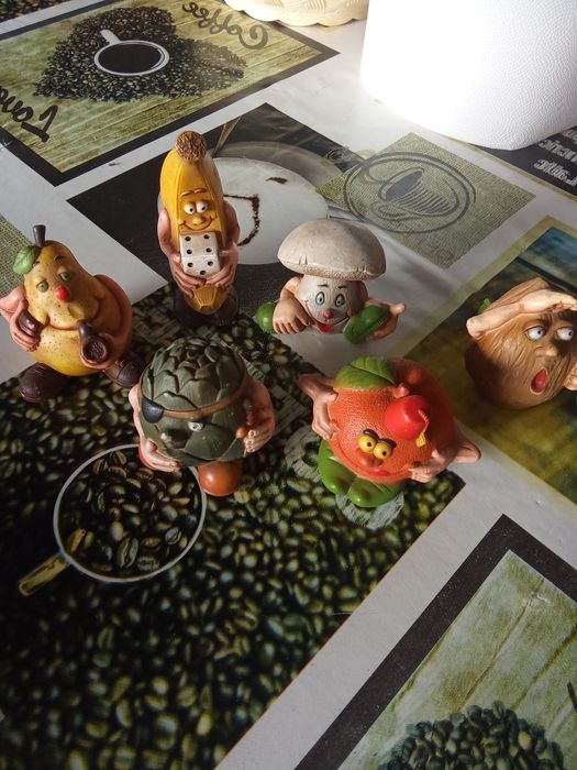 6 bonecos novos em pvc