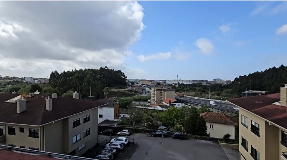 T2 Duplex com 2 Suítes, Terraço e Box em Condomínio Fechado