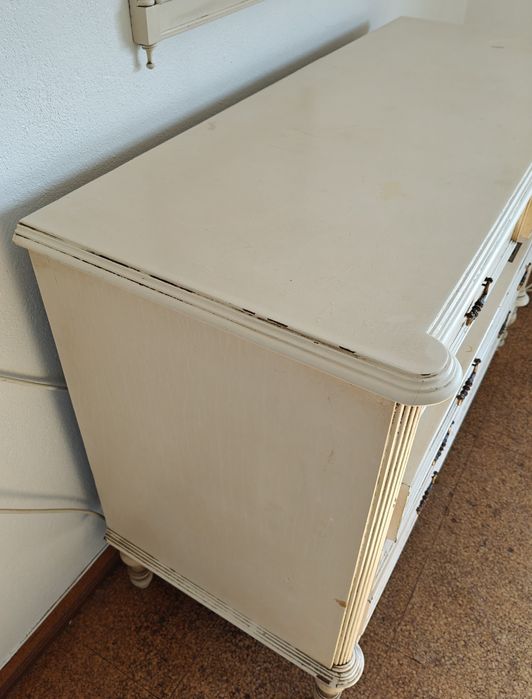 Cómoda, espelho e cadeira