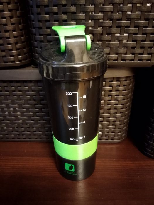 Шейкер для протеина или коктейлей с отсеком для лекарств.