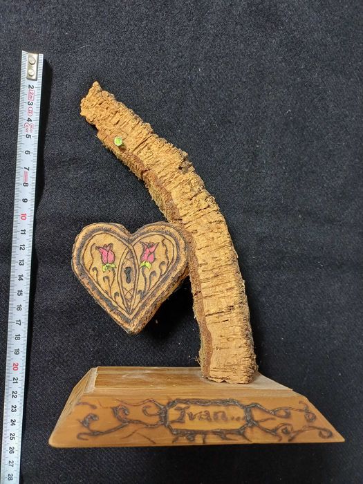 Peça decorativa em cortiça e a base em madeira