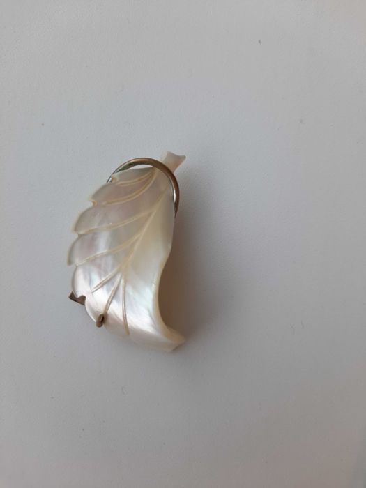 Брошка натуральный перламутр, брошка с фианитами.