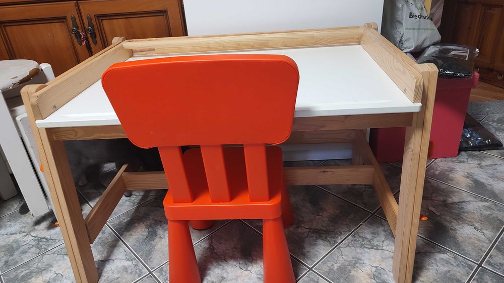 Biurko Ikea Flisat + krzesełko ikea mamut