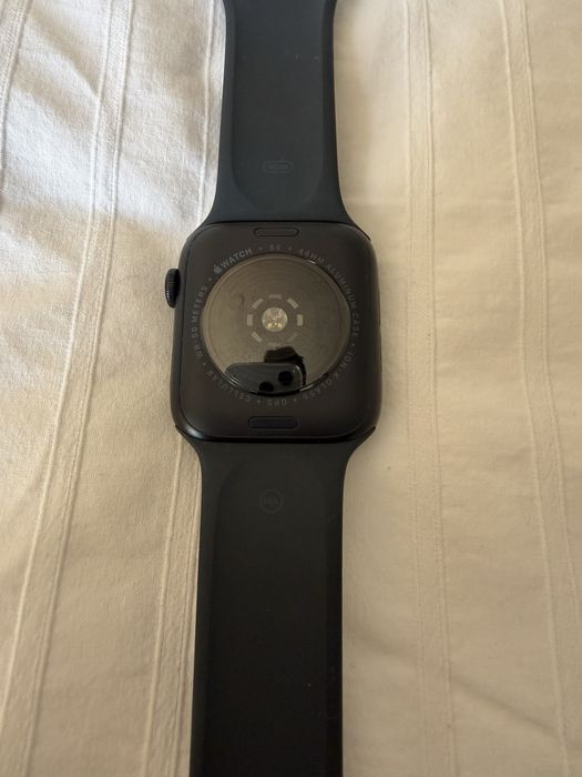2 Apple Watch SE 3