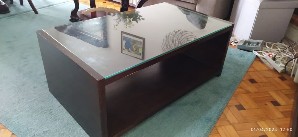 Mesa apoio / frente sofás 20€€€€  PORTO