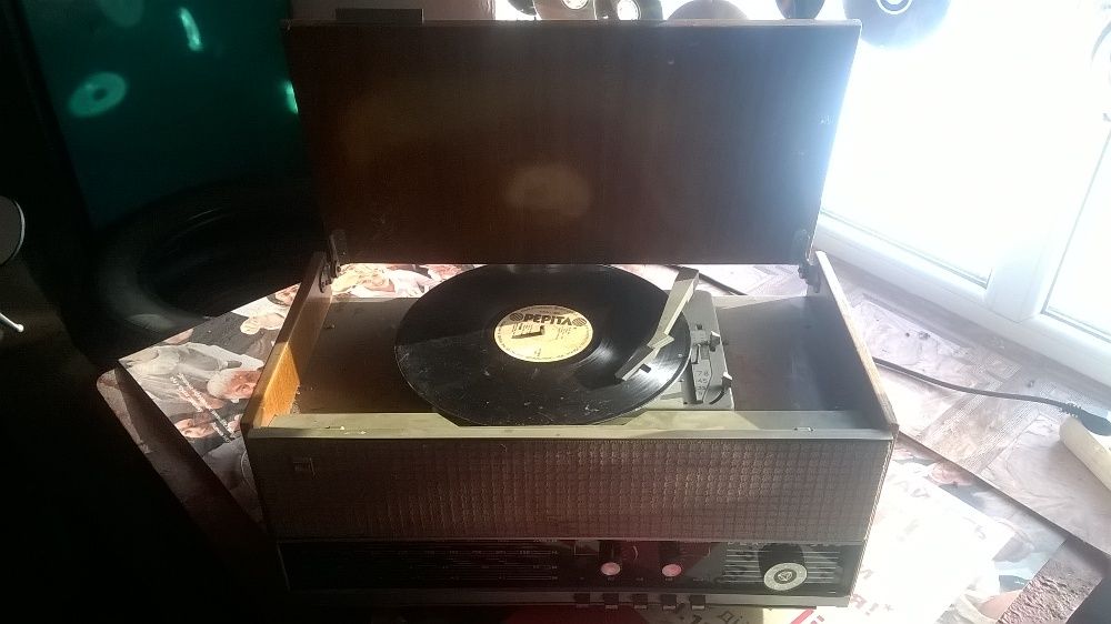 Раритет радиола с пластинкой