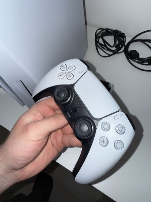 Ps5 825Gb + stacja ładująca Sony + 5 GIER