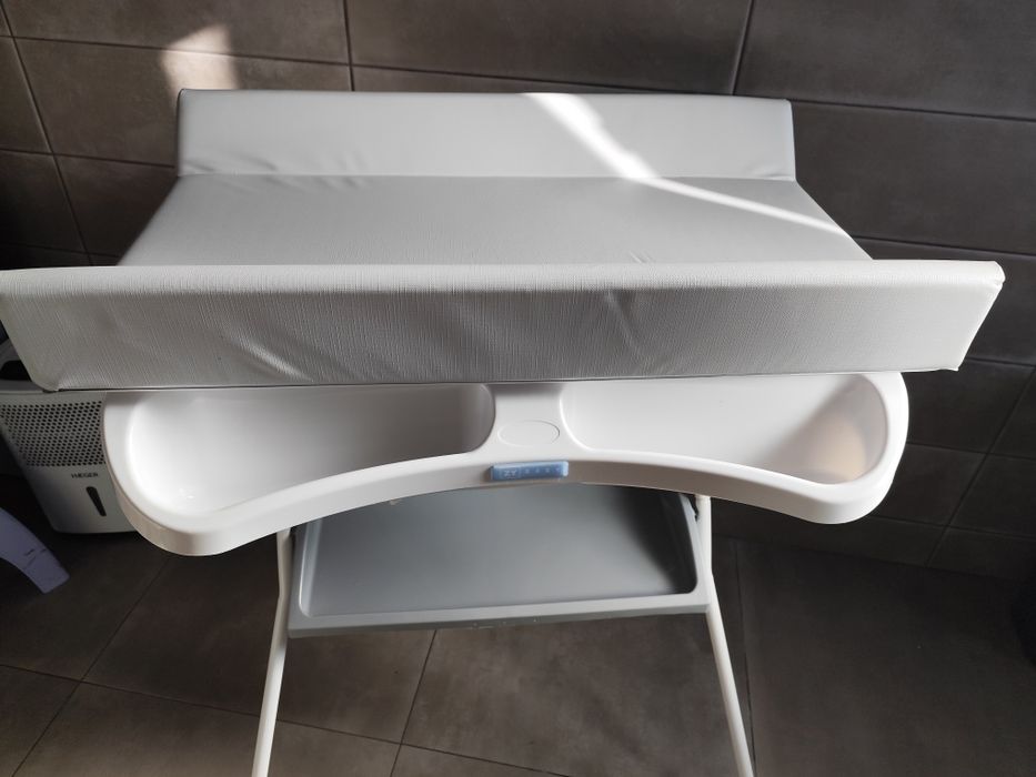 Banheira com muda fraldas em muito bom estado