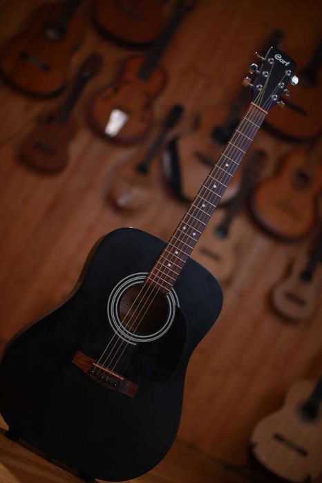 Акустична гітара у відмінному стані