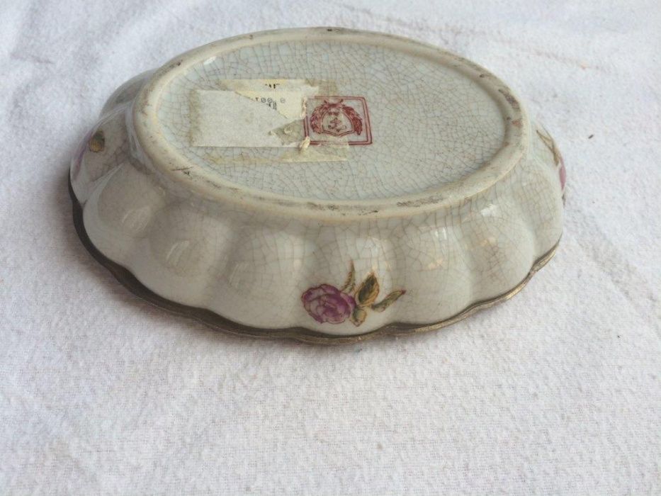 Saboneteira em porcelana e metal