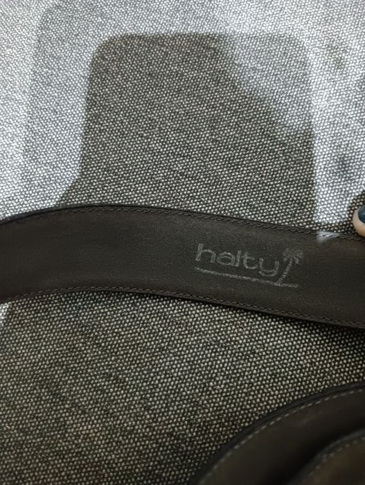 Cinto clássico em couro.

- Material: Couro
- Detalhe da fivela em met