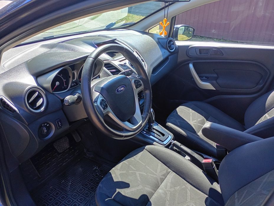 Ford Fiesta( PowerShift)2013року з двигуном 1.6 бензин.