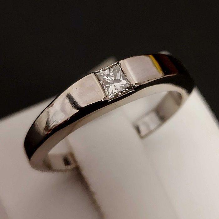 Złoty pierścionek z brylantem 0,16 ct