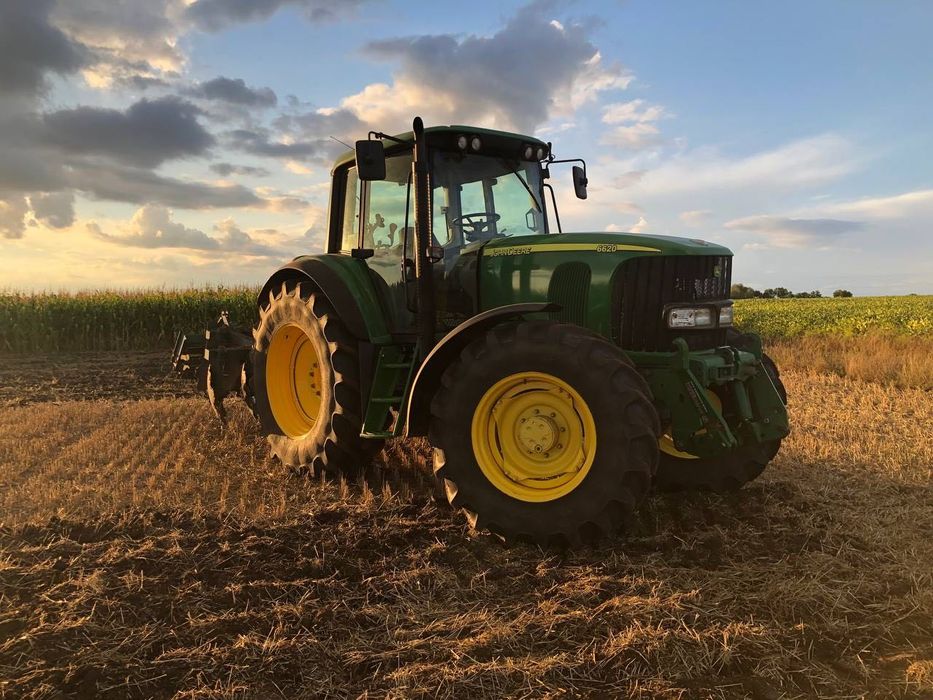 Трактор John Deere 6620