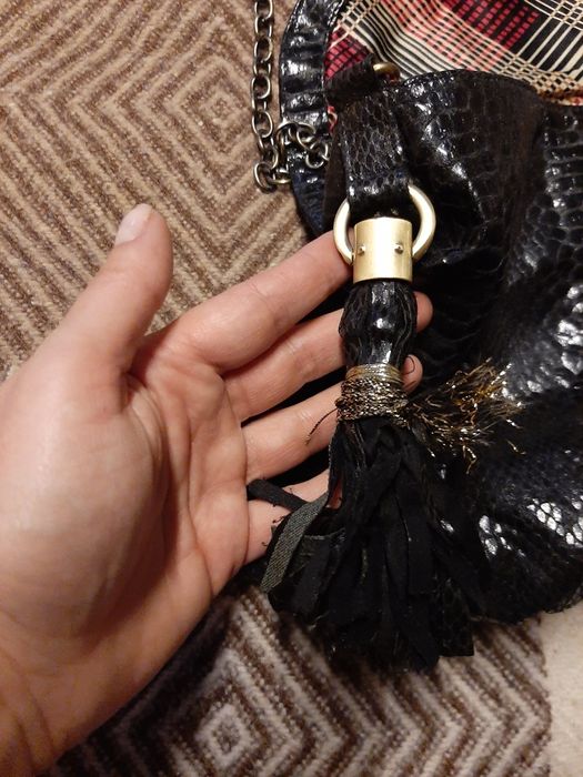 Продам вместительную сумку на цепочке английской фирмы River Island.