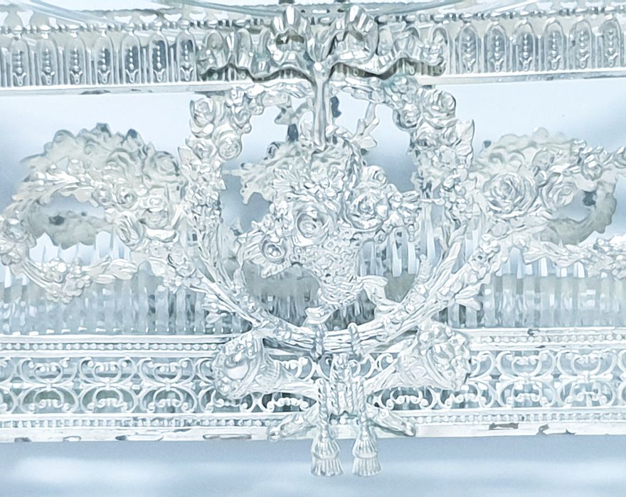 Rara pequena antiga jardinieira com armação banhada em prata Sec. XIX