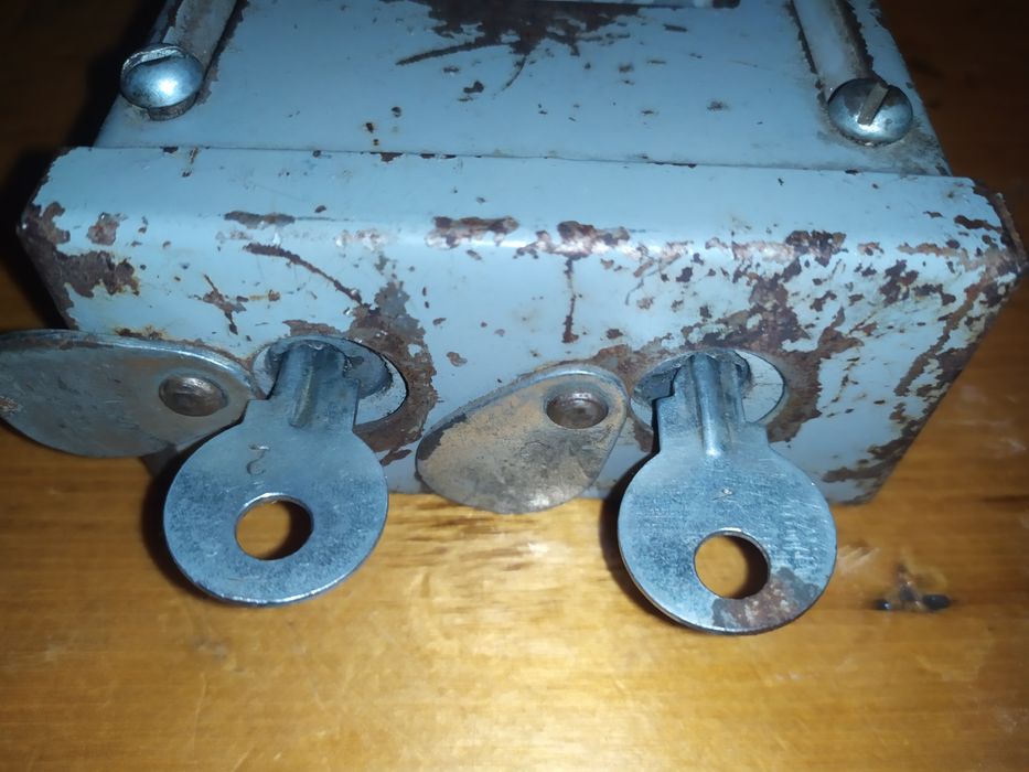 Гаражный навесной замок на два ключа СССР