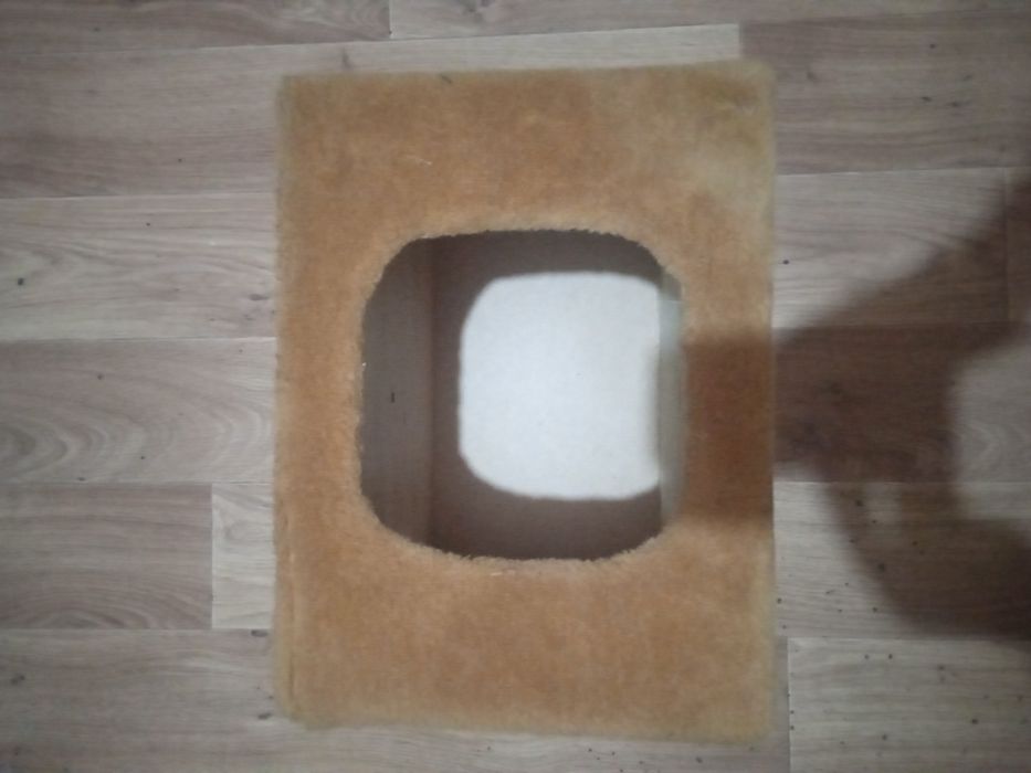 Подстилка для кошек, ошейники, поводки, намордник, игрушки для кошек.