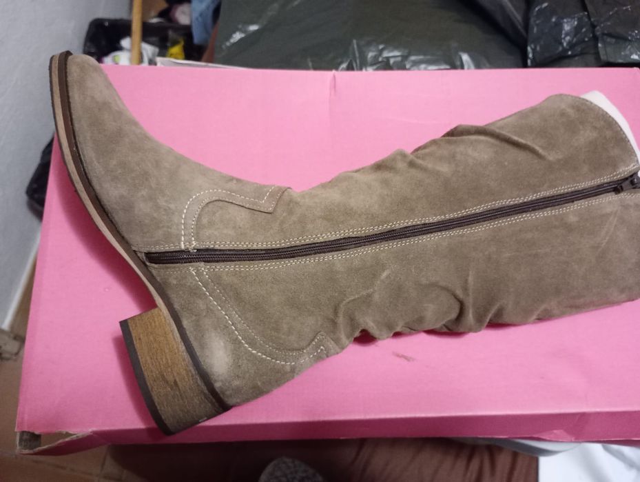 Botas novas em camurça