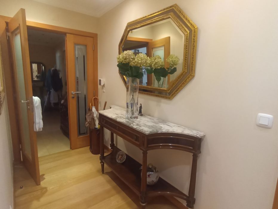 Móvel em madeira maciça e espelho