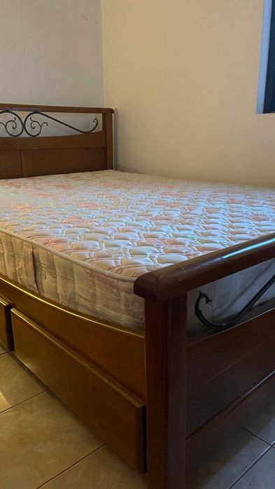 Conjunto Cama, Colchão e mesas de cabeceira