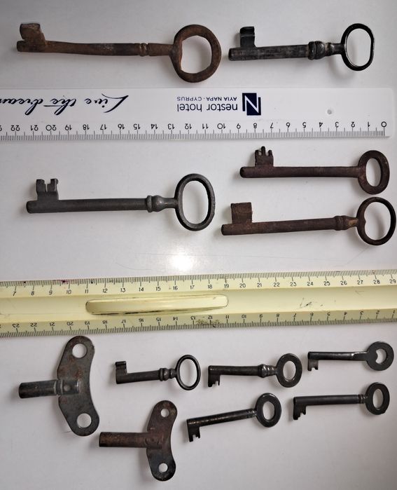 Старовинні ключі до меблів