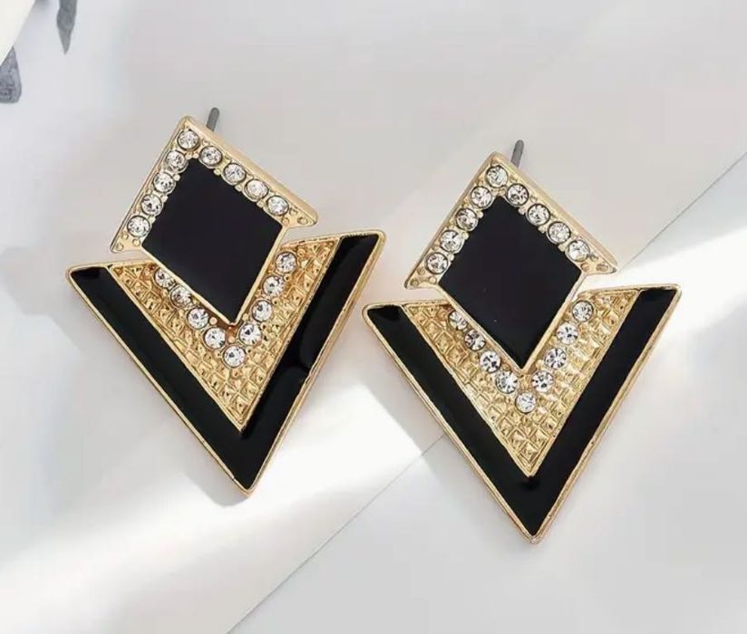 Brincos Preto / Dourado Novos