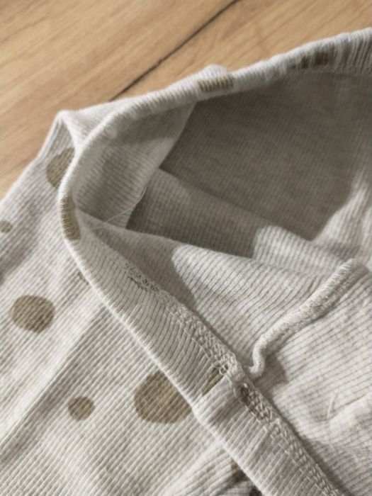 Szare prążkowane spodnie legginsy dla dziewczynki rozm 98