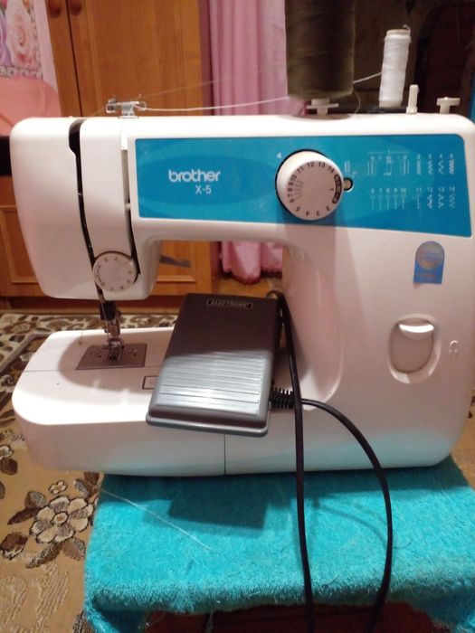 Машинка швейна .