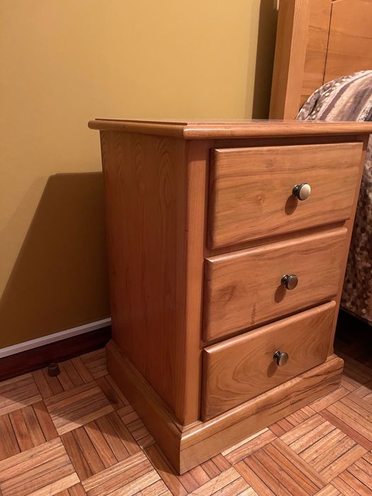 Quarto completo – cama + 2 mesinhas de cabeceira + cómoda + camiseiro