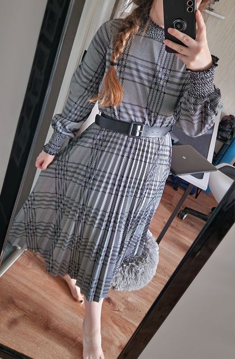 Dzianinowa sukienka midi z plisami i bufiastymi rękawami M