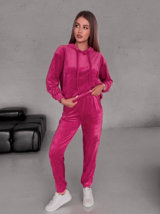 Стильний велюровий костюм