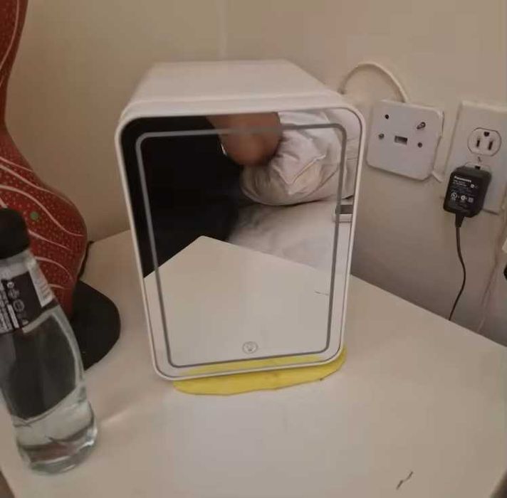 Mini Frigorífico de Maquilhagem 4L com Espelho LED Portátil para Cosméticos Casa e Carro novo