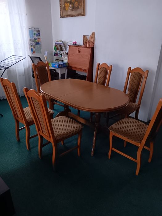 Stół z krzesłami