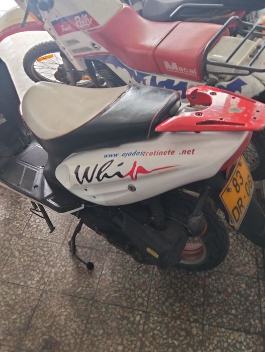 Scooter elétrica e a gasolina