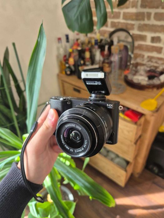 Samsung NX1100 + 20–50mm + lampa błyskowa + pudełko + akcesoria | pełny zestaw | bardzo dobry stan